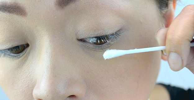 Applying vaseline to eyelashes