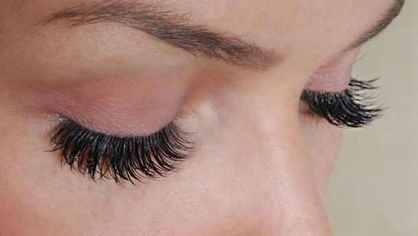 Get thicker, fuller eyelashes and eyebrows with vaseline conditioning