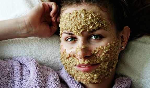 Oatmeal face mask for lightening dark spots