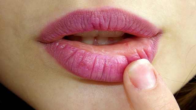 Symptoms of twitching lips