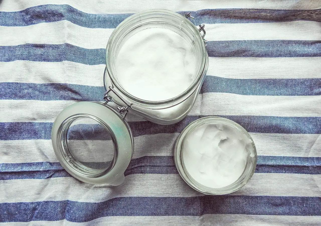 Coconut oil soothes and hastens the healing process of vaginal fissures